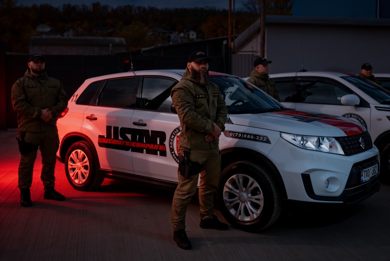 Echipa de intervenție Justar lângă mașinile de patrulare